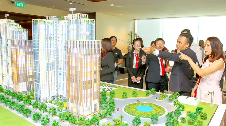 Khách hàng và nhà đầu tư xem mô hình dự án căn hộ tại phường Bình Trưng, TPHCM. Ảnh: HOÀNG HÙNG