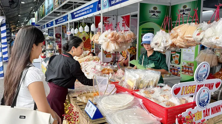 Khách tham quan tìm hiểu, lựa chọn các sản phẩm đặc sản Tây Ninh được giới thiệu tại Chương trình Kết nối cung - cầu giữa TPHCM và các tỉnh, thành năm 2026. Ảnh: HOÀNG HÙNG