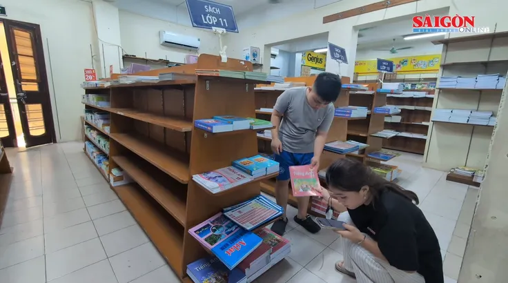 Phụ huynh 'nháo nhào' tìm SGK trước năm học mới