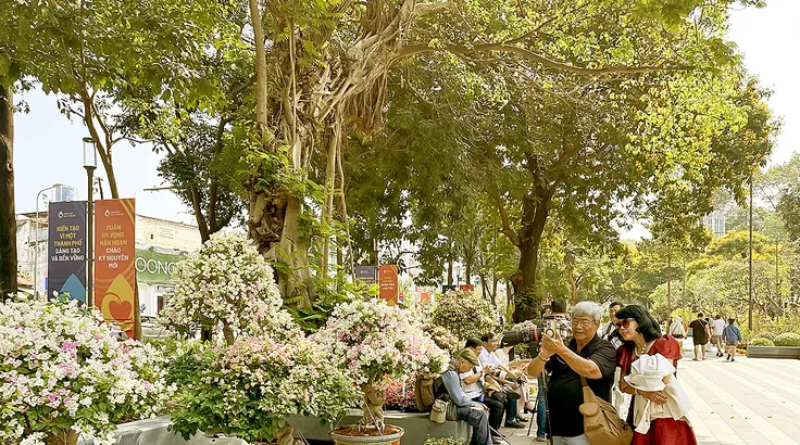 Người dân đến vui chơi, chụp ảnh tại Công viên số 1 Lý Thái Tổ. (ẢNH: THANH HIỀN)