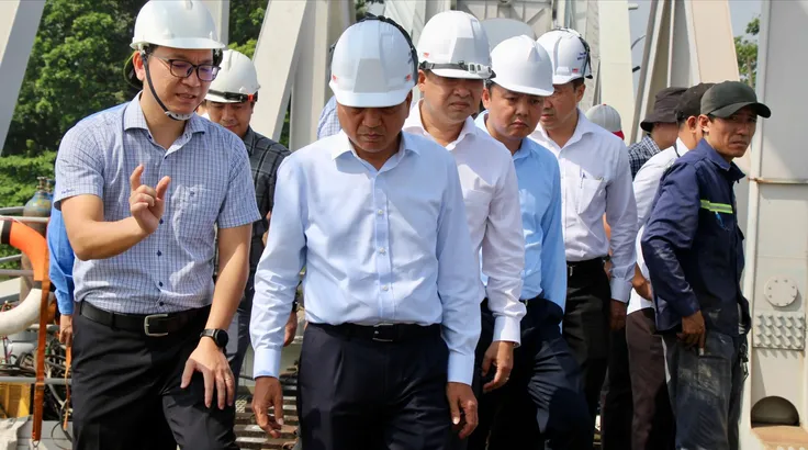 Đoàn công tác của Bộ Xây dựng và các đơn vị liên quan kiểm tra hiện trường sà lan tông cầu Ghềnh