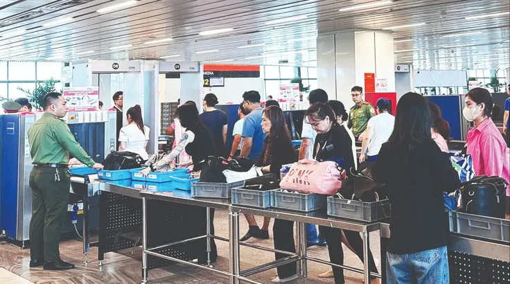 Du khách đổ về các điểm du lịch, giao thông ùn tắc 