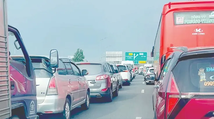 Người dân bắt đầu trở lại TPHCM sau nghỉ lễ 30-4