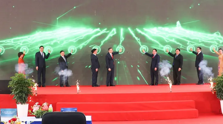 Các đại biểu, nhà đầu tư ấn nút công bố và khởi công hạ tầng kỹ thuật dự án Nhà máy Nhiệt điện LNG Quỳnh Lập