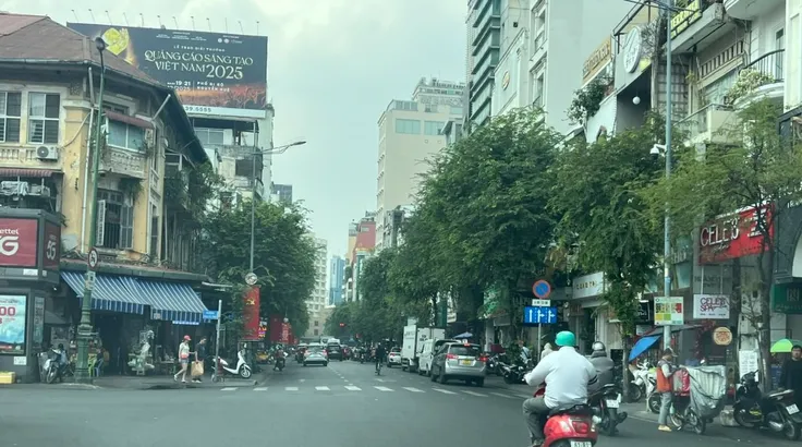 Vỉa hè trên nhiều tuyến đường ở phường Sài Gòn bị lấn chiếm buôn bán, không còn lối đi cho người đi bộ. Ảnh: QUỐC HÙNG