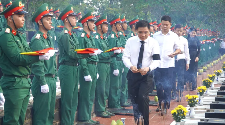 Phó Thủ tướng Nguyễn Văn Thắng thắp hương viếng mộ các liệt sĩ tại Nghĩa trang liệt sĩ Bình Phước