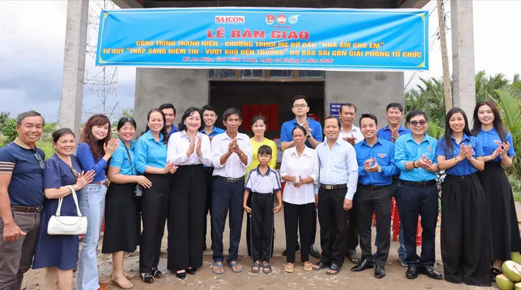 Báo SGGP trao 'Nhà ấm cho em' đến học sinh mồ côi tại tỉnh Vĩnh Long