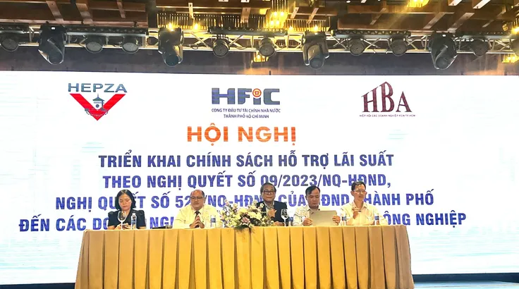 Lãnh đạo HFIC và sở ban ngành đối thoại với doanh nghiệp tại hội nghị. Ảnh MINH XUÂN