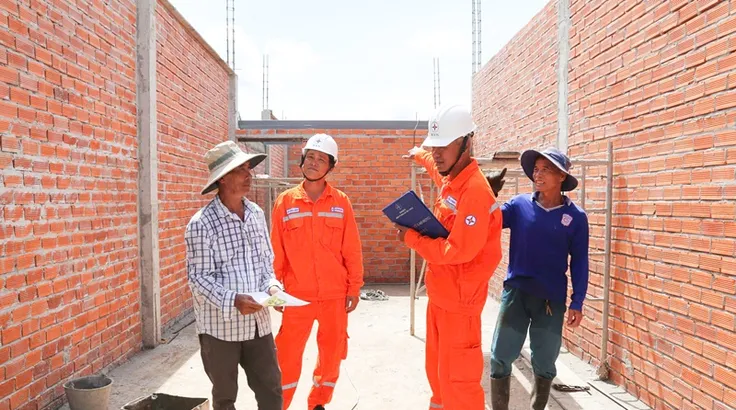 Lực lượng quản lý lưới điện Cần Thơ kiểm tra, nhắc nhở hoạt động xây dựng có nguy cơ mất an toàn điện.