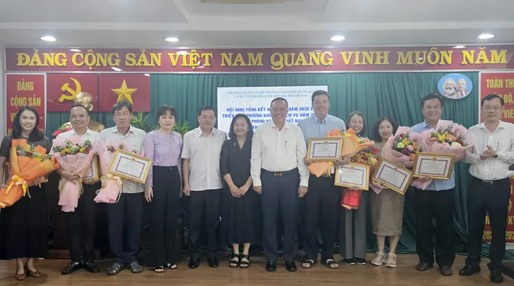 Giám đốc Nguyễn Toàn Thắng tặng giấy khen của Sở NN-MT cho các đơn vị có thành tích xuất sắc trong năm 2025.