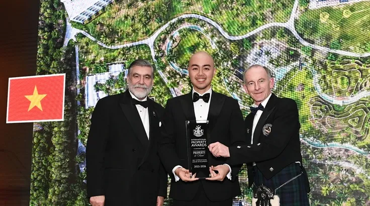Đại diện SonKim Land nhận giải thưởng dự án nghỉ dưỡng quốc tế xuất sắc nhất của IPA.