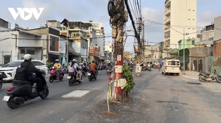 Tuyến đường nghìn tỷ cột điện mọc giữa đường