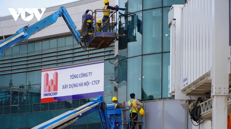 Công nhân đang thi công lắp đặt vách kính