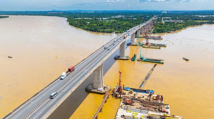 Thi công cầu Long Thành mới thuộc dự án mở rộng đoạn cao tốc TPHCM - Long Thành. (Ảnh: Công Phong/TTXVN) 
