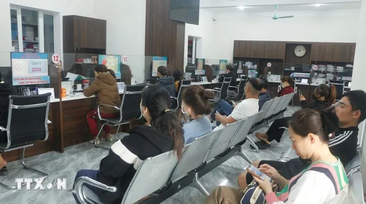 Cuối năm, nhu cầu nhân lực tăng đột biến do doanh nghiệp dồn lực hoàn thành đơn hàng cuối năm và sự xuất hiện của các đơn vị mới đi vào hoạt động. (Ảnh: Bích Huệ/TTXVN) 