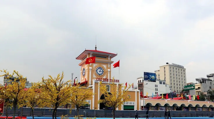 Các đơn vị thi công khẩn trương lắp đặt, tái hiện hình ảnh dòng kênh “trên bến dưới thuyền” - khung cảnh đặc trưng của Sài Gòn xưa ngay trước cổng chợ Bến Thành. (Ảnh: Thanh Vũ/TTXVN) 