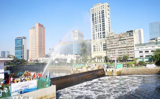 Nghi thức tái vận hành cống Bến Nghé, tái khởi động Dự án “Giải quyết ngập do triều khu vực TP. Hồ Chí Minh, có xét đến yếu tố biến đổi khí hậu-giai đoạn 1.” (Ảnh: Hồng Đạt/TTXVN)