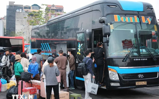 Hành khách lên xe tại Bến xe Giáp Bát. (Ảnh: Hoàng Hiếu/TTXVN)