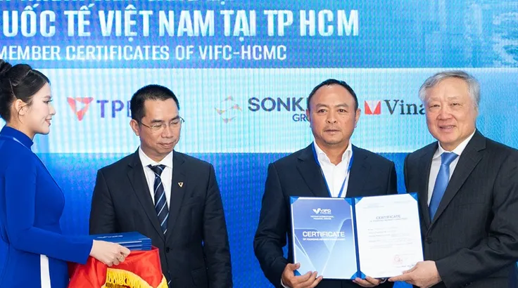 Đại diện SonKim Group vinh dự nhận chứng chỉ thành viên sáng lập tại buổi lễ ra mắt VIFC TPHCM