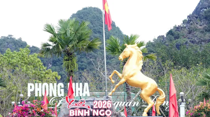 Linh vật năm Bính Ngọ 2026 được đặt ở nơi trang trọng tại Trung tâm Du lịch Phong Nha-Kẻ Bàng. (Ảnh: Tá Chuyên/TTXVN) 
