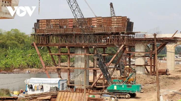 Công nhân kỹ sư sinh hoạt, túc trực ngay công trường