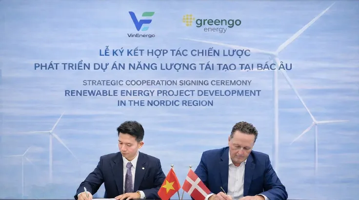 Ông Nguyễn Anh Khoa, Tổng Giám đốc VinEnergo (trái) và Ông Karsten Nielsen, Nhà sáng lập kiêm Tổng Giám đốc Tập đoàn GreenGo Energy (phải) tại buổi lễ ký kết hợp tác giữa hai bên.