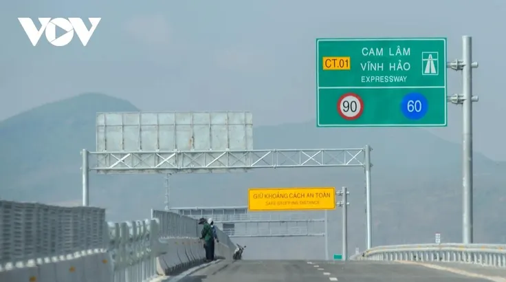 Tuyến cao tốc Cam Lâm - Vĩnh Hảo được đưa vào khai thác đã lâu nhưng vẫn chưa có trạm dừng nghỉ.