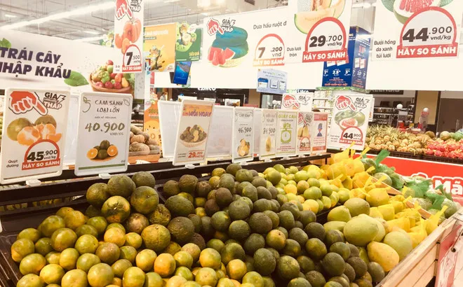 Nhu cầu mua các loại trái cây dùng để thắp hương và bày mâm ngũ quả ngày Tết tăng đột biến tại nhiều địa phương. (Ảnh: Vietnam+)