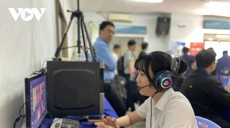 Chị Ngô Khả Vân, Phòng nhân sự Tập đoàn Newhope đang trao đổi trực tuyến với ứng cử viên