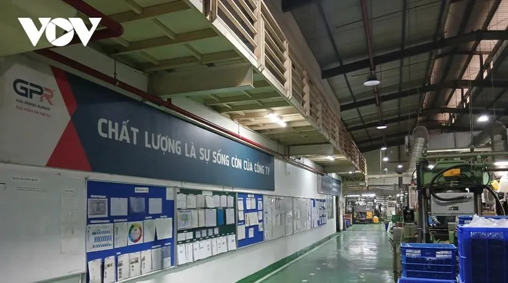 Doanh nghiệp tiết kiệm chi phí để duy trì hoạt động.