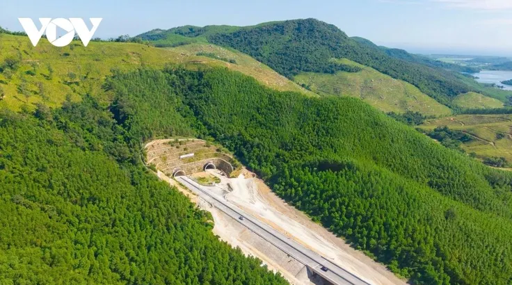 Cao tốc Quảng Ngãi - Hoài Nhơn có tổng chiều dài khoảng 88km, giữ vai trò kết nối quan trọng giữa tuyến Đà Nẵng - Quảng Ngãi và Hoài Nhơn - Quy Nhơn.