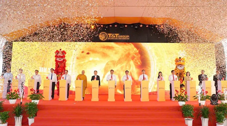 Các đại biểu ấn nút khởi công KCN Vàm Cống