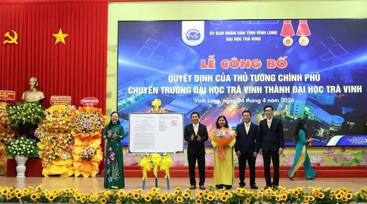 Thứ trưởng Bộ GD-ĐT Nguyễn Thị Quyên Thanh đại diện bộ trao quyết định của Thủ tướng Chính phủ.