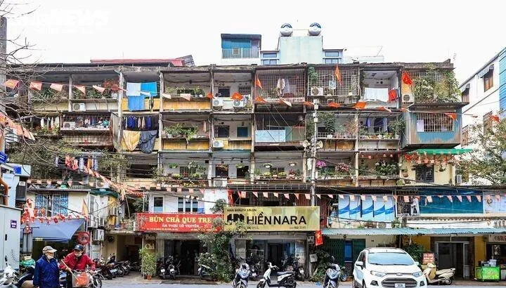 Nhiều nhà tập thể cũ xuống cấp nghiêm trọng. (Ảnh: Minh Đức)