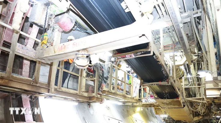 Công trường thi công dự án tuyến đường sắt đô thị đoạn đường hầm ga S11 Văn Miếu. (Ảnh: Dương Giang/TTXVN) 