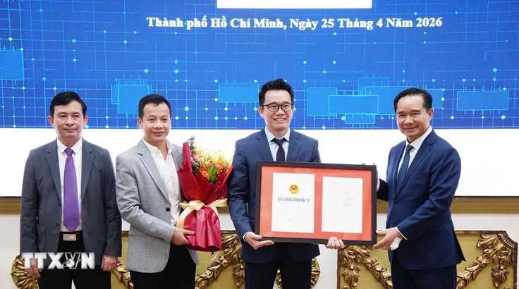 Ông Nguyễn Văn Được, Chủ tịch UBND TPHCM trao Giấy chứng nhận đầu tư cho đại diện doanh nghiệp. (Ảnh: TTXVN phát)
