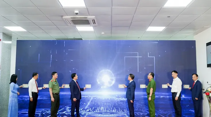 Các đại biểu thực hiện nghi thức ra mắt mô hình thí điểm Kiosk thông minh và hệ thống xác thực, cấp bản sao số, tài liệu điện tử trên địa bàn tỉnh Quảng Ninh