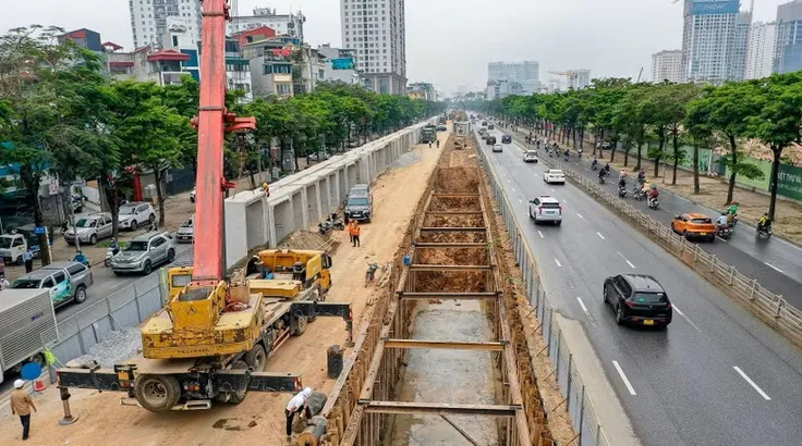 Máy móc hoạt động liên tục trên đường Võ Chí Công (tại công trường Dự án nâng cấp, cải tạo kênh Thuỵ Phương), khẩn trương bổ cập nước cải tạo sông Tô Lịch và chống ngập đô thị. (Ảnh: Trung Nguyên/TTXVN) 