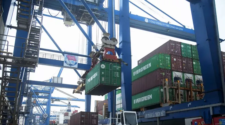 Bốc dỡ hàng hóa trên Cảng Cát Lái (phường Cát Lái) thuộc hệ thống Cảng biển Thành phố Hồ Chí Minh. (Ảnh: Hồng Đạt/TTXVN)