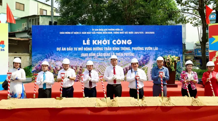 Phó Chủ tịch UBND TP.HCM Hoàng Nguyên Dinh các đại biểu thực hiện nghi thức khởi công (ảnh: G.A)