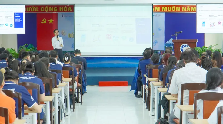 Ông Trần Huyền Dinh chia sẻ về xu hướng AI Banking, stablecoin và sự chuyển dịch của hạ tầng tài chính toàn cầu. 