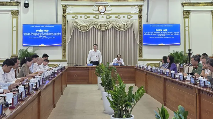 Phó Chủ tịch UBND Hoàng Nguyên Dinh phát biểu khai mạc phiên họp