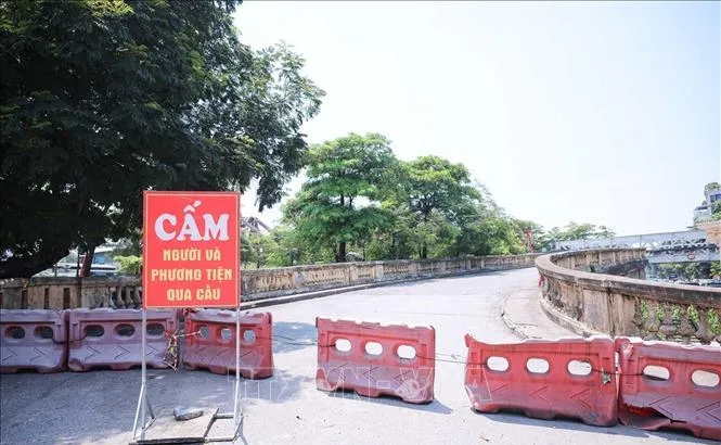 Đến 12h ngày 26-5, lối lên cầu Long Biên từ hướng đường Trần Nhật Duật vẫn được rào chắn.