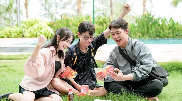 Xé nhãn sau khi uống: Thói quen nhỏ đang thu hút người tiêu dùng