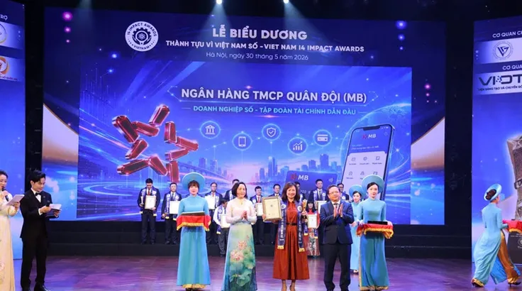 Phó Chủ tịch Quốc hội Nguyễn Thị Thanh trao giải thưởng cho bà Hà Thị Thuỳ Liên đại diện MB.