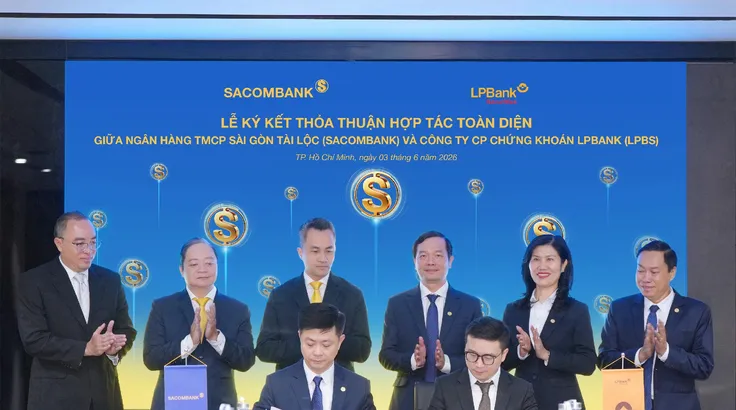 Ông Nguyễn Minh Tâm, Phó Tổng Giám đốc Sacombank (trái) và ông Hoàng Việt Anh, Tổng Giám đốc LPBS (phải) thực hiện ký kết thỏa thuận hợp tác.