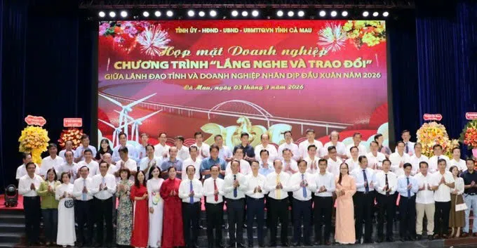 Lãnh đạo tỉnh Cà Mau chụp ảnh lưu niệm với cộng đồng doanh nghiệp trong buổi họp mặt doanh nghiệp đầu năm 2026.