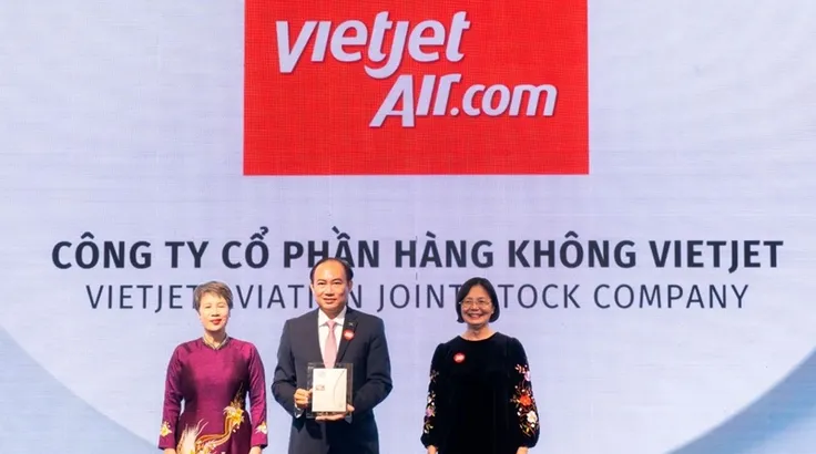 Phó Tổng giám đốc Thường trực Vietjet Tô Việt Thắng (giữa) đại diện hãng nhận giải thưởng Doanh nghiệp phát triển bền vững tiêu biểu. 