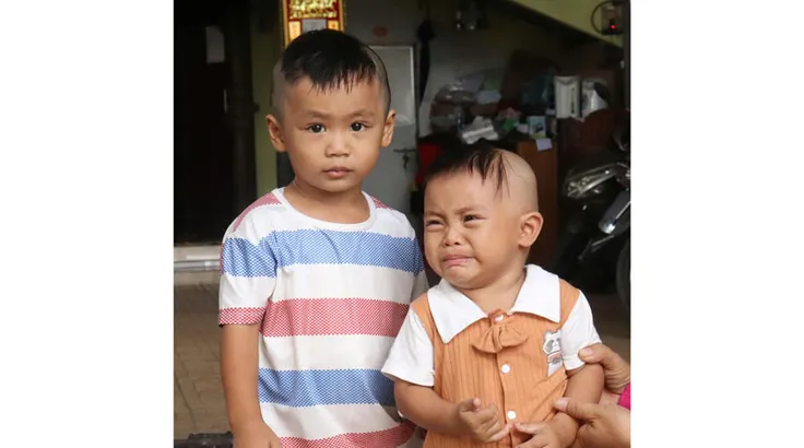 2 bé bị bỏ rơi trước cổng chùa.
