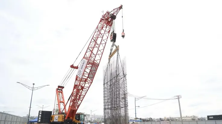 Thực hiện thả lồng thép bằng máy đào tường vây tại nhà ga ngầm ST10 (ga Phạm Văn Bạch), thuộc Dự án tuyến Metro số 2 (Bến Thành - Tham Lương). (Ảnh: Hồng Đạt/TTXVN) 